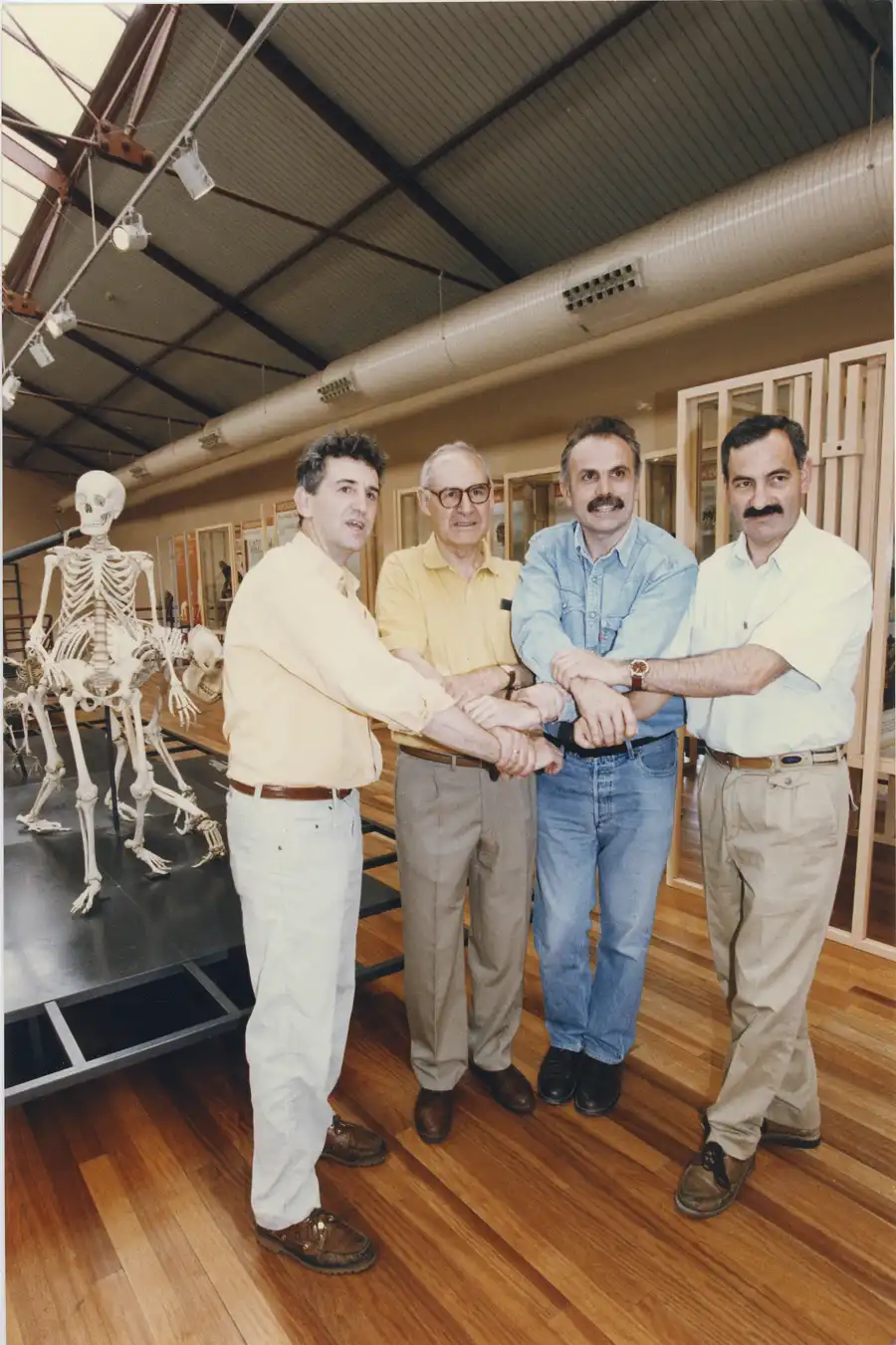 Juan Luis Arsuaga, Emiliano Aguirre, Eudald Carbonell y José María Bermúdez de Castro, en el Museo Nacional de Ciencias Naturales de Madrid, en 1997, tras conocer el Premio Príncipe de Asturias. Foto: J.M. Barroso / Archivo ABC
