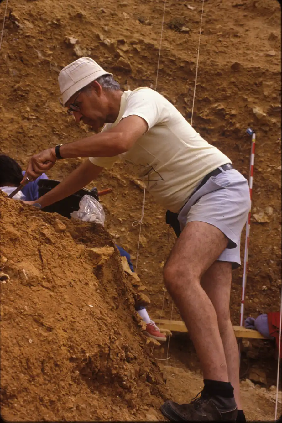 Emiliano Aguirre excavando en la sierra de Atapuerca en los años 80. Foto: José María Bermúdez de Castro.