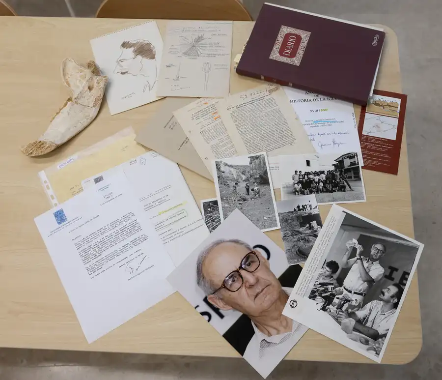 Algunos de los libros del Fondo bibliográfico de Emiliano Aguirre. Foto: Susana Santamaría / Fundación Atapuerca