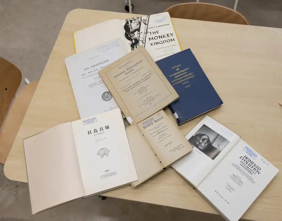 Algunos de los libros del Fondo bibliográfico de Emiliano Aguirre. Foto: Susana Santamaría / Fundación Atapuerca