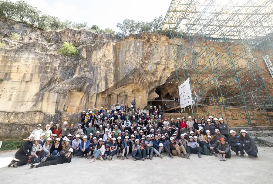 Parte del Equipo Investigador de Atapuerca en la campaña de excavación de 2025. Foto: Susana Santamaría / Fundación Atapuerca