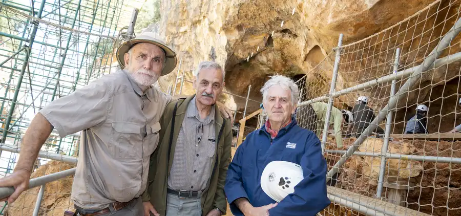 Eudald Carbonell, José María Bermúdez de Castro y Juan Luis Arsuaga durante la campaña de excavaciones del año 2002 en la sierra de Atapuerca. Foto: Susana Santamaría / Fundación Atapuerca