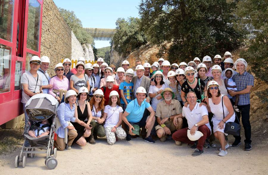 Santiago Jiménez, rodeado de amigos y familiares en los yacimientos de la sierra de Atapuerca.